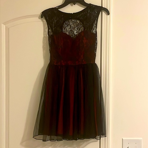 NWT Black and Red Lace Tulle Formal Dress w/ Built In Bra Size XS NWT - Picture 1 of 9